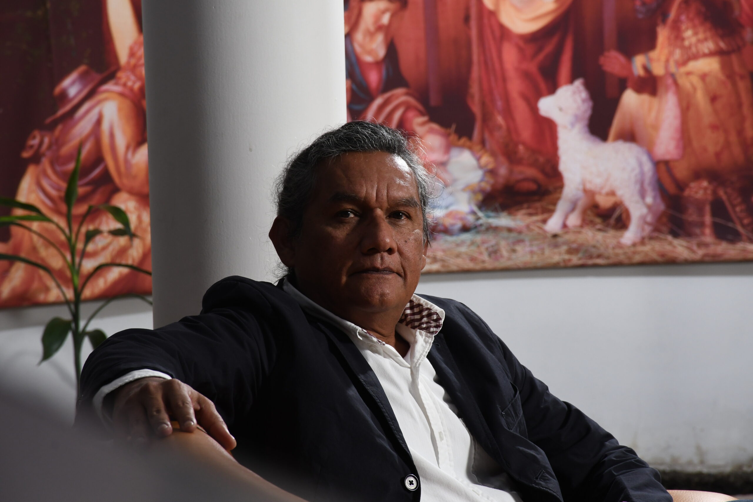 Persona sentada en actitud reflexiva en un entorno tranquilo, invitando a la introspección y al pensamiento consciente.